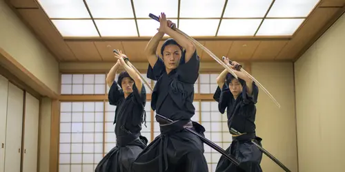Japanischer Kampfsportler, der Samourai Kendo trainiert