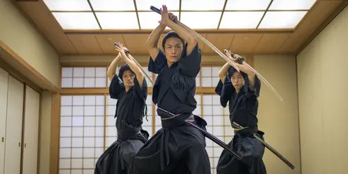 Atleta giapponese di arti marziali che prepara il kendo samourai