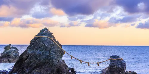 Heilige verheiratete Felsen am Meer in der religiösen Stadt Ise, dem ersten Ort des Shintoismus in Japan