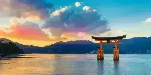 Cette célèbre porte vermillon "torii" se situe à l'entrée de l'île de Miyajima au large d'Hiroshima