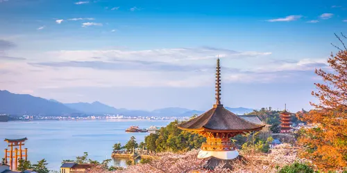 La isla de Miyajima y su torii con los pies en el agua, merece una visita frente a Hiroshima en Japón