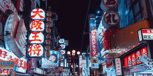 Dotonbori est le quartier le plus animé d'Osaka, la capitale gastronomique du Japon