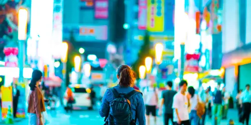 Personne déambulant seule dans Tokyo de nuit