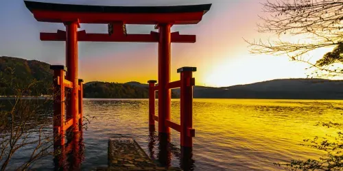 The view of Hakone jinja Torii in the lake at Hakone, a must-see close to Mount Fuji in Japan