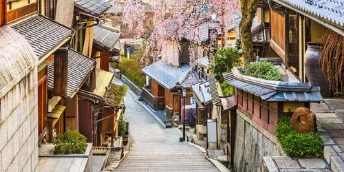 Old streets in Gion, traditional Kyoto district, during sakura season : a must-see when visiting Kyoto