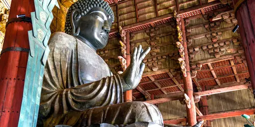 Todai-ji temple and its imposing statue of the buddha : a must-see in Nara