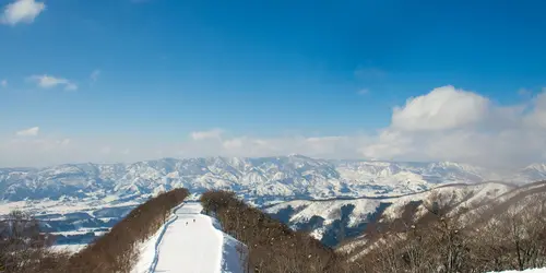 Pista da sci nella località sciistica di Nozawa Onsen, nelle Alpi giapponesi
