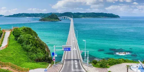 Lo splendido scenario del ponte di Tsunoshima nella prefettura di Yamaguchi, tra Hiroshima e Fukuoka