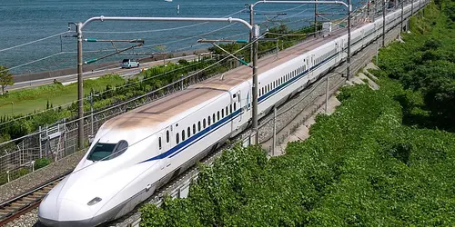 Shinkansen Nozomi circulant en extérieur 