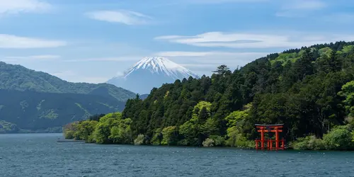 Das rote Schreintor am See Ashi in Hakone