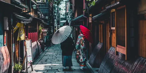 Couple visitant Kyoto main dans la main