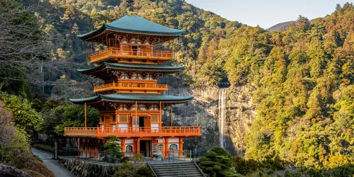 Pagode à trois étages et chutes de Nachi en arrière-plan