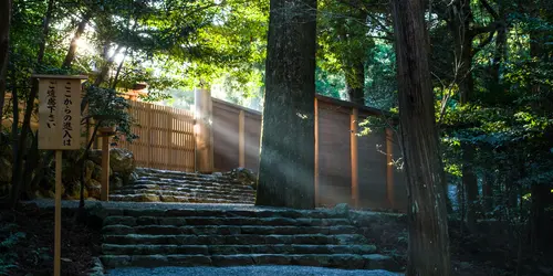 Les premiers rayons du soleil sur le sanctuaire d'Ise Jingu, département de Mie