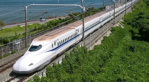 Shinkansen Nozomi circulant en extérieur