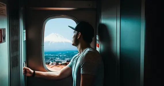 Un voyageur dans un Shinkansen regarde le Mont Fuji