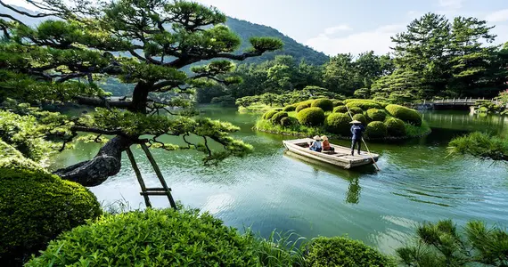 Bateau de visiteurs dans un jardin japonais