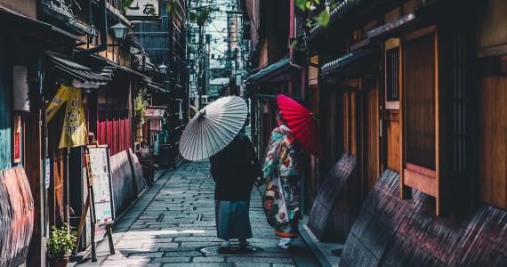 Couple marchant dans la rue à Kyoto