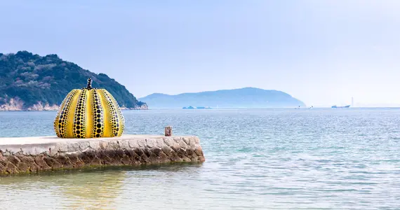La citrouille jaune de Yayoi Kusama, symbole de Naoshima, l'île artistique dans la mer intérieure du Japon