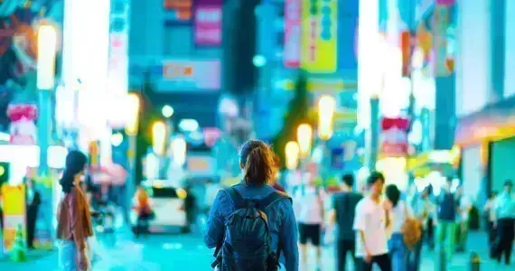 Personne déambulant seule dans Tokyo de nuit