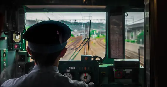 Conducteur à l'intérieur d'un train japonais