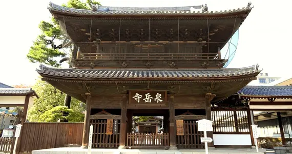 Construit en 1612 par le shogun Ieyasu Tokugawa (1543-1616), le Sengaku-ji reste aujourd’hui un lieu religieux prisé des japonais