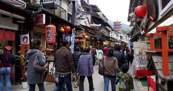 Calle comercial Omotesando en Miyajima.