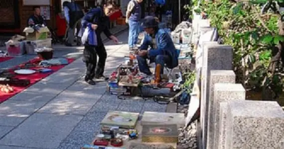 Vendedores en el mercado de las pulgas del santuario Ohatsu Tenjin.