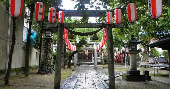 Entrada al santuario Ikari Jinja.