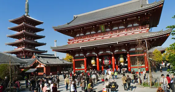 The Port of Thunder, Kaminari-mon, marks the entrance to the Sensoji Temple in Asakusa (Tokyo).