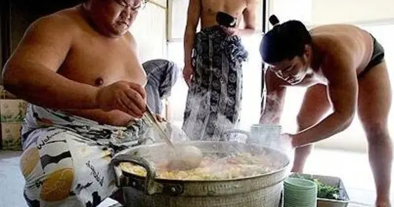 Así se concina el chanko nabe.