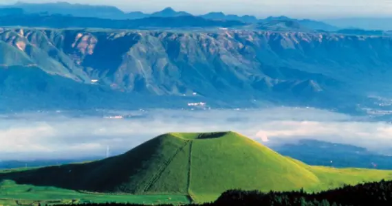 Le Komazuke ou "motte de riz", célèbre sommet du massif d'Aso (Kyushu).
