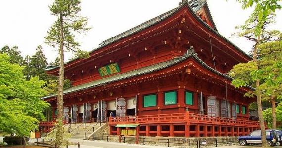 La entrada principal, Sanbutsudō, del templo Rinnō-ji. 