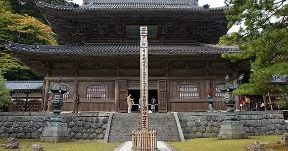 Eiheiji, uno de los grandes templos de budismo sōtō, en Yoshida, Fukui