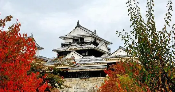 El Castillo  medieval Matsuyama-jo es uno de los últimos doce que se han conservado en Japón.