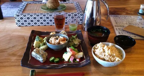 Le menu déjeuner chez Soh Soh : riz complet et assortiment de légumes.