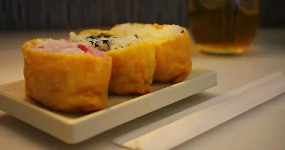 Los Inarizushi son unas delicias de arroz y tofu frito.