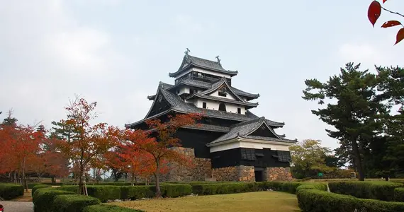 El Matsue-jo rodeado de naturaleza sublime. 