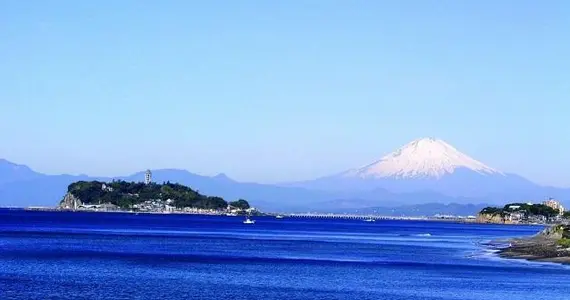 L'île d'Enoshima avec en arrière-plan le mont Fuji