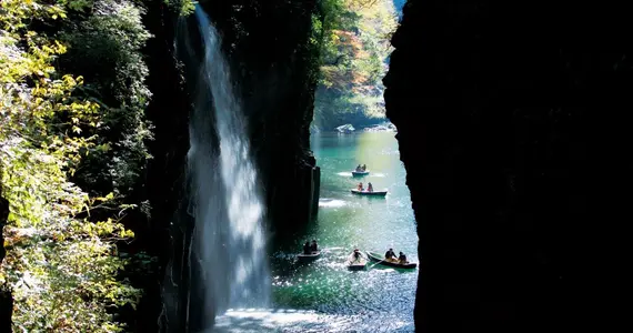 El paseo en barca por el río  Gokase llega hasta la cascada Manai.