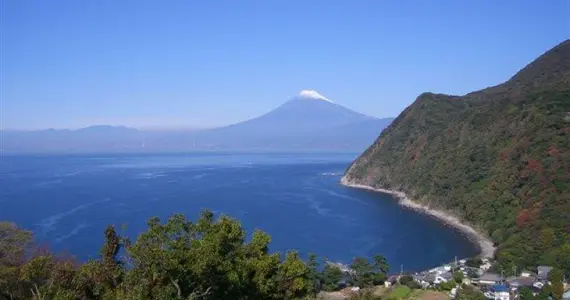 La côte orientale d'Izu offre des paysages marins de toute beauté, avec en fond, la silhouette du Mont Fuji.