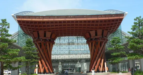 Entrada a la estación de Kanazawa.