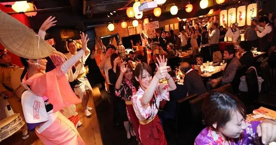 El restaurant Awaodori  en Shinjuku donde se baila el awaodori. 