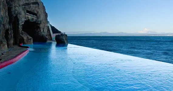 Piscina al aire libre con vistas al mar, Enoshima Island Spa.