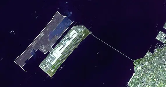 L'aéroport international du Kansai est construit sur une île artificielle relié à l'archipel par un pont de 3 kilomètres de long. 