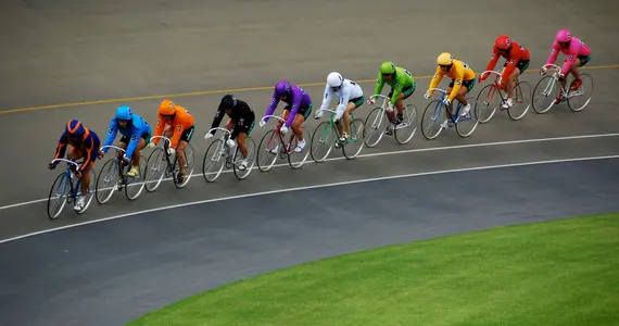 Des cyclistes s'affrontant au keirin.