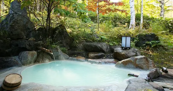 Un rotenburo (onsen en extérieur) pouvant être réservé pour un usage privé