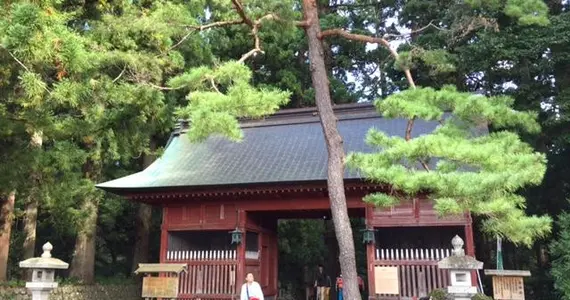 La randonnée débute à la porte Zui-shin-mon.