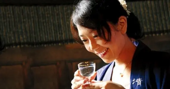 Asako Watanabe una de las siete maestras de sake mujeres de Japón.