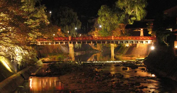 Le pont de Nakabashi à Hida Takayama, illuminé