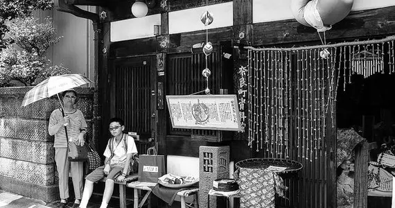 Pause à l'ombre d'une rue de Nara en été